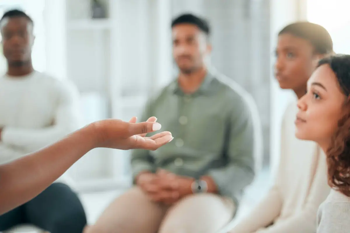 how does group therapy work